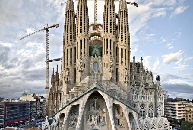 7 Awesome Tourist Attractions In Barcelona - TravelTourXP.com