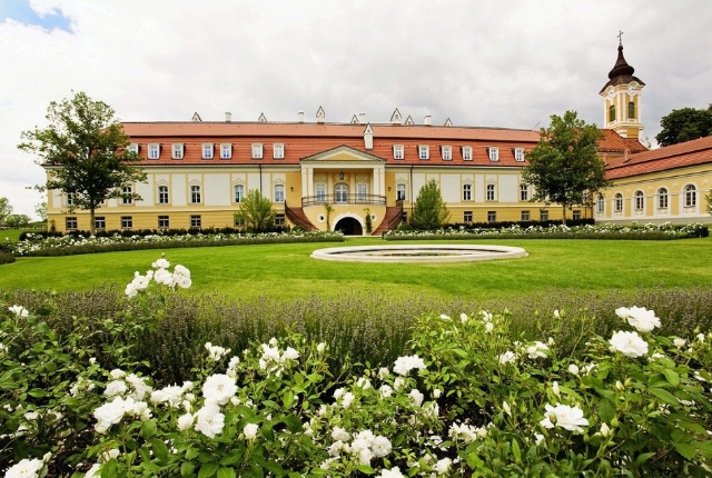 The Grand, Hotel Chateau Bela
