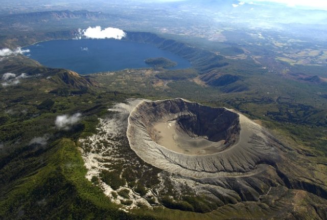 Colonial Route And Volcanoes