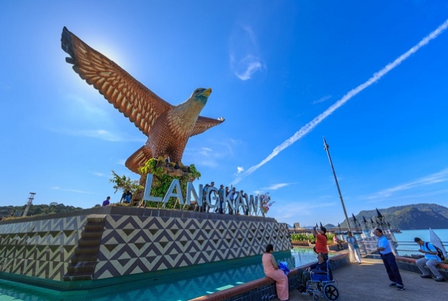Gaze Eagle Sculpture At Dataran Lang